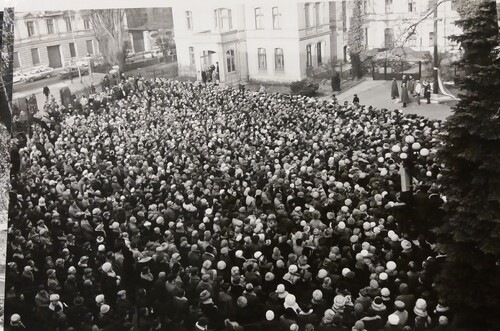 Fotografia przedstawiająca tłum wiernych zebranych na uroczystości u Ojców Jezuitów w Łodzi, 16 grudnia 1984 r. (fot. Archiwum Prowincji Wielkopolsko-Mazowieckiej Towarzystwa Jezusowego w Warszawie)