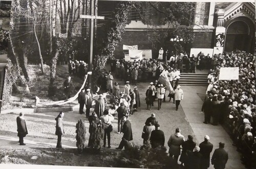 Fotografia przedstawiająca delegację składającą kwiaty pod symbolicznym grobem ks. J. Popiełuszki, 16 grudnia 1984 r. (fot. Archiwum Prowincji Wielkopolsko-Mazowieckiej Towarzystwa Jezusowego w Warszawie)