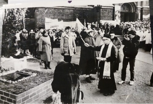 Fotografia przedstawiająca moment dokonania aktu poświęcenia symbolicznego grobu ks. J. Popiełuszki przez o. Stefana Miecznikowskiego, 16 grudnia 1984 r. (fot. Archiwum Prowincji Wielkopolsko-Mazowieckiej Towarzystwa Jezusowego w Warszawie)
