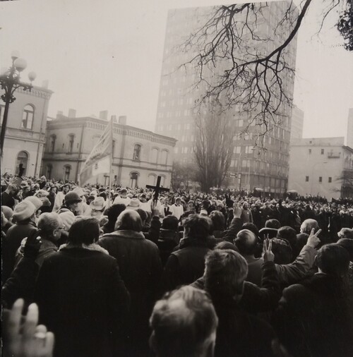 Fotografia przedstawia tłum wiernych wznoszących palce w kształcie litery „V”, 16 grudnia 1984 r. (fot. Archiwum Prowincji Wielkopolsko-Mazowieckiej Towarzystwa Jezusowego w Warszawie)