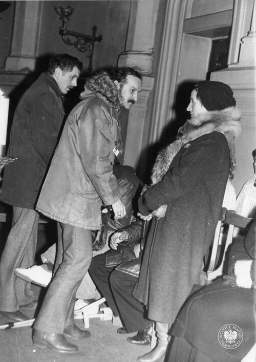 Fotografia wykonana podczas uroczystości w kościele, od lewej stoją: Andrzej Słowik, Jerzy Kropiwnicki (łódzcy opozycjoniści) oraz siostra ks. Jerzego Popiełuszki. (fot. AIPN)