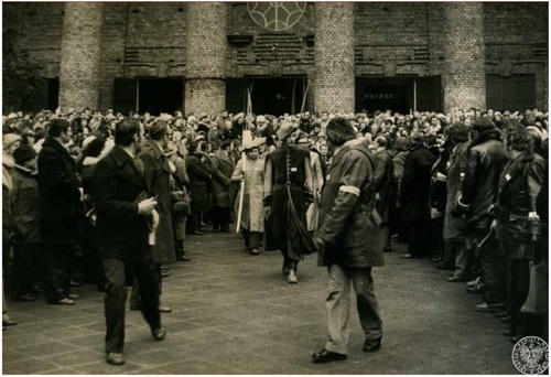 Formowanie marszu protestacyjnego pod Bazyliką. Bydgoszcz, 8 lutego 1981 r. (Fot. AIPN)