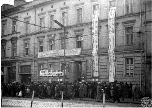 Budynek WK ZSL w Bydgoszczy. Strajk okupacyjny Związku Zawodowego NSZZ RI Solidarność (Fot. AIPN)