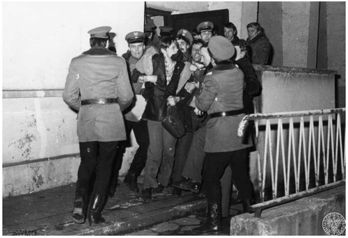 Funkcjonariusze Milicji Obywatelskiej usuwają siłą działaczy Solidarności z sali obrad WRN w Bydgoszczy, 19 marca 1981 r. (Fot. AIPN)