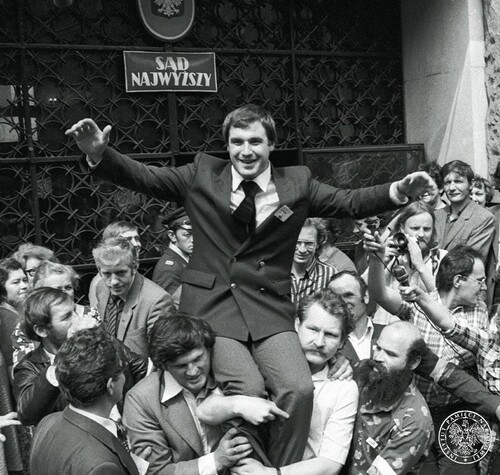Rejestracja NSZZ Rolników Indywidualnych „Solidarność”; Jan Kułaj na ramionach Wiesława Kęcika i Włodzimierza Grzybickiego, Warszawa, 12 maja 1981 r. (Fot. AIPN)
