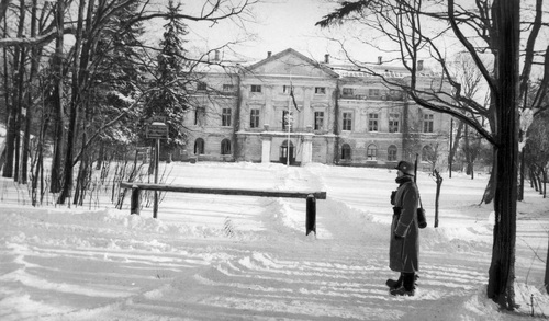 Pałac Dernałowiczów w Mińsku Mazowieckim, luty 1942 r. Na pierwszym planie niemiecki wartownik (fot. z zasobu NAC)
