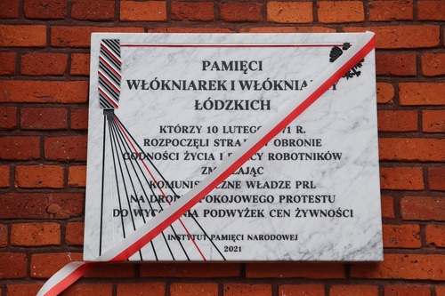Tablica upamiętniającą 50. rocznicę strajku włókniarek w Łodzi, 2021 r. (fot. IPN)