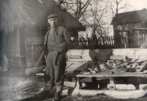 Stefan Kobos – zdjęcie wykonane 21 stycznia 1956 r. w gospodarstwie Szczepańskich w trakcie aresztowania (fot. z zasobu AIPN)