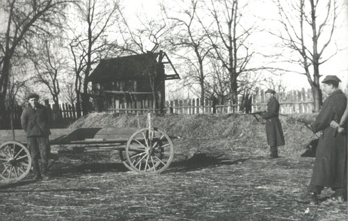 Eugeniusz Szczepański – w jego gospodarstwie ukrywał się „Wrzos”. Zdjęcie zrobione w trakcie aresztowania przez UB 21 stycznia 1956 r. (fot. z zasobu AIPN)