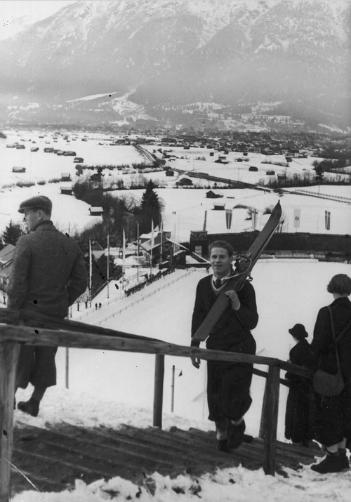 Stanisław Marusarz w drodze na rozbieg na skoczni narciarskiej w Garmisch-Partenkirchen podczas zawodów zimowych Igrzysk Olimpijskich, 1936 r. (fot. ze zbiorów NAC)
