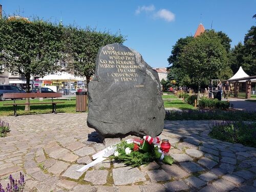 Kamień pamiątkowy Dariusza Kobzdeja (1954-1995), opozycjonisty niepodległościowego lat 70. i 80., na którym wypisano słowa z „Przesłania Pana Cogito” - Gdańsk, 2018 r. (fot. IPN)