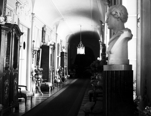 Biały korytarz z galerią portretów Lubomirskich na zamku w Łańcucie, 1937 r. (fot. ze zbiorów NAC)