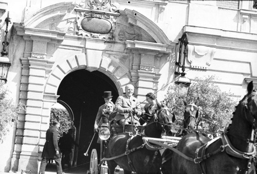 Hrabia Alfred Potocki, księżna Kentu Marina i księżna Elżbieta Lichtenstein (na tylnym siedzeniu) w powozie, w drodze na przejażdżkę podczas wizyty Windsorów w Polsce, 1937 r. (fot. ze zbiorów NAC)