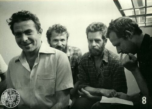 Internowani w Areszcie Śledczym Warszawa-Białołęka, 1982 r. Od lewej: Karol Modzelewski, Henryk Wujec, Andrzej Gwiazda, Adam Michnik (fot. z zasobu AIPN)