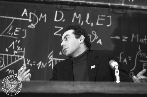 Karol Modzelewski na spotkaniu w auli Politechniki Warszawskiej, 1980 r. (fot. z zasobu AIPN)