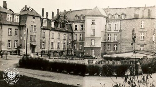 Budynki Szpitala dla Nerwowo i Psychicznie Chorych w Górnej Grupie. Stan po pożarze, 1 listopada 1980 r. Zdjęcie pochodzi z pracy magisterskiej Wiesława Bieska pt. „Organizacja działań ochronno-porządkowych WUSW w Bydgoszczy podczas katastrof i klęsk żywiołowych na przykładzie pożaru szpitala psychiatrycznego w Górnej Grupie” (fot. z zasobu AIPN)