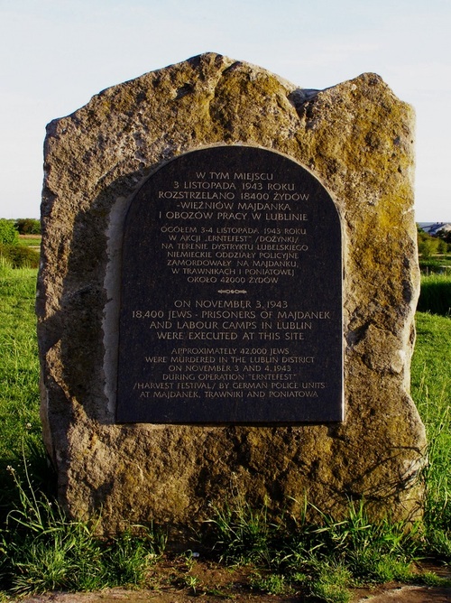 Tablica upamiętniająca ofiary masowego mordu w KL Lublin 3 listopada 1943 r., postawiona na miejscu kaźni – przy dołach śmierci, w których znajdują się ich szczątki. Fot. Bronislaw Wesolowski (Wikimedia Commons/domena publiczna)