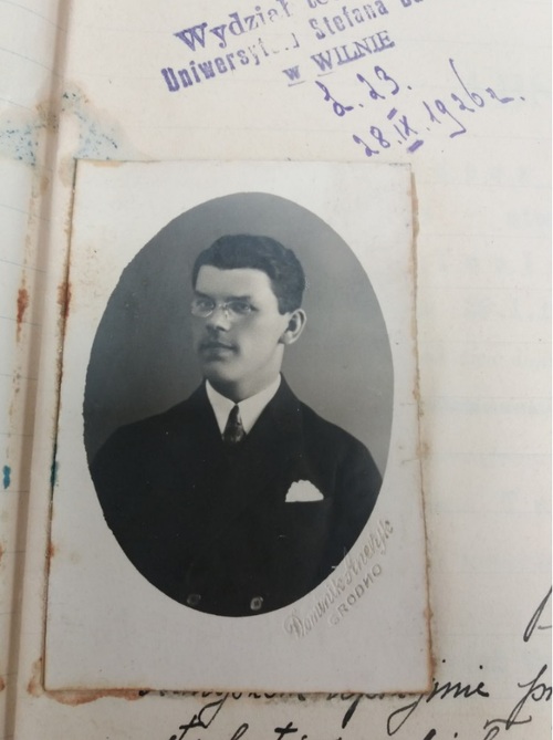 Fotografia Wiktora Judyckiego dołączona do podania o przyjęcie wstąpił do Metropolitalnego Seminarium Wileńskiego 28 września 1926 r. (Lietuvos Centrinis Valstybės Archyvas, Uniwersytet Stefana Batorego w Wilnie, Fond 175, 8(V)B/238)