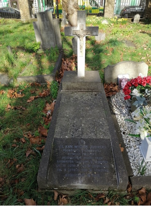 Grób ks. Wiktora Judyckiego na cmentarzu Old Brompton Oratory (fot. Bartosz Janczak)