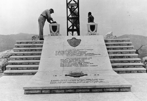 Pomnik 5. Kresowej Dywizji Piechoty na wzgórzu 575 (fot. z zasobu NAC/Archiwum fotograficzne Tadeusza Szumańskiego)