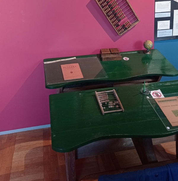 Za pięć kilo chleba. Z dziejów odbudowy szkolnictwa w Polsce tzw. ludowej