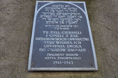 Tablica na zachowanym fragmencie muru getta krakowskiego, 2022 r. (fot. Janusz Ślęzak)