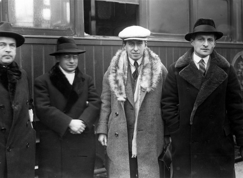 Ilja Erenburg w towarzystwie Juliana Tuwima (z prawej) na dworcu warszawskim (fot. z zasobu NAC)