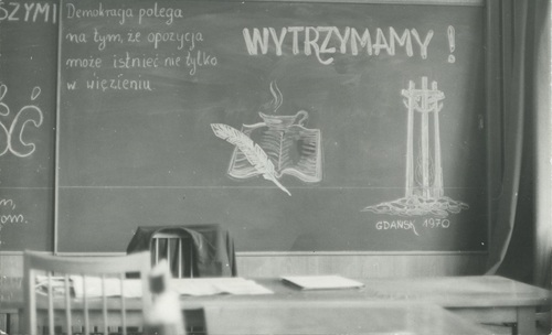 Jedne z haseł wypisanych przez nauczycieli na tablicy stojącej w sali 920. Fot. Kolekcja Zofii Madej, z zasobu AIPN