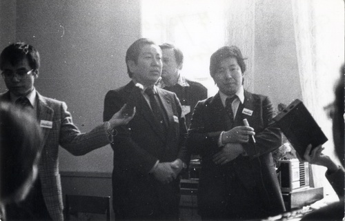 Delegacja japońskich związków zawodowych odwiedziła strajkujących w gdańskim Urzędzie Wojewódzkim. Fot. Archiwum Komisji Krajowej NSZZ „Solidarność”