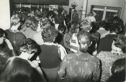 Ks. Jerzy Błaszczak SAC podczas celebracji niedzielnej mszy św. w holu głównym przy szatni Urzędu Wojewódzkiego, 16 listopada 1980 r. Fot. Kolekcja Zofii Madej, z zasobu AIPN