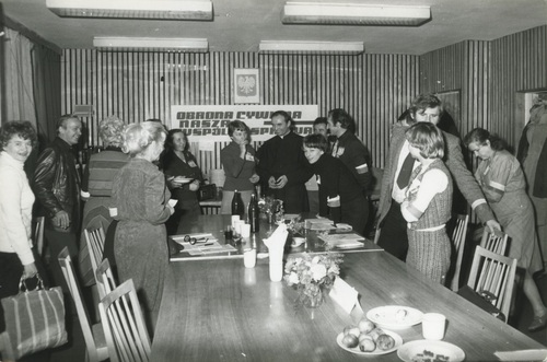 W pomoc strajkującym włączyli się m.in. pallotyni z gdańskiego kościoła pw. św. Elżbiety. Na zdjęciu widoczny m.in. ks. Jerzy Błaszczak SAC. Fot. Kolekcja Zofii Madej, z zasobu AIPN