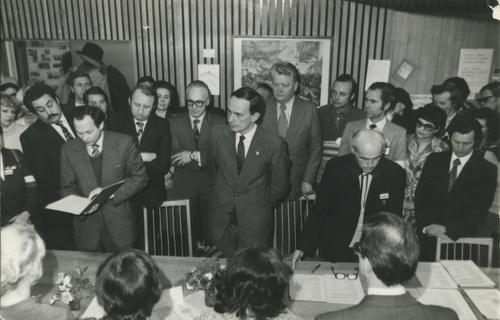 Tekst porozumienia zawartego między grupą negocjujących pracowników oświaty a Ministerstwem Oświaty i Wychowania odczytał Jerzy Roman. Fot. Kolekcja Zofii Madej, z zasobu AIPN