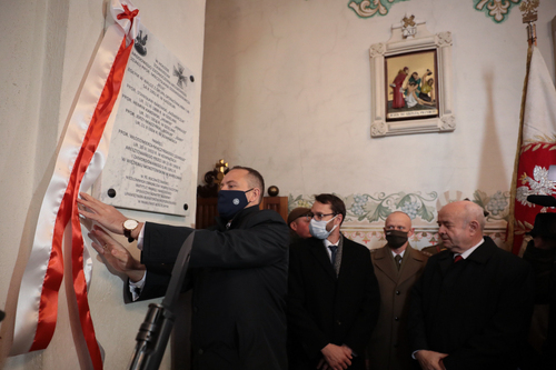 Odsłonięcie tablicy upamiętniającej żołnierzy z patrolu Stanisława Kakowskiego „Kaźmierczuka”, zaprojektowanej i ufundowanej przez Biuro Upamiętniania Walk i Męczeństwa IPN – Pawłowo Kościelne, 16 października 2021 r. Fot. Mikołaj Bujak (IPN)