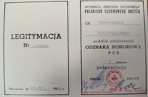 Legitymacja odznaki honorowej PCK przyzna pośmiertnie Władysławie Szczygłowskiej (z zasobu AIPN)