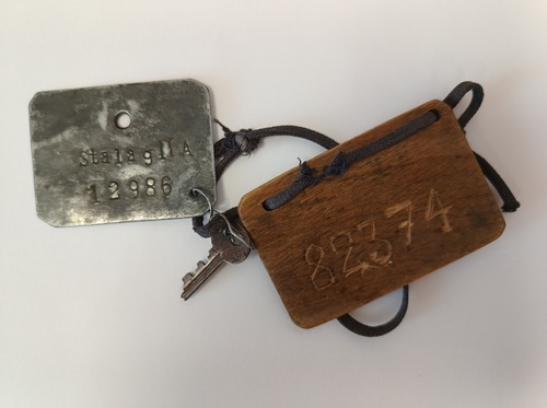 Numer obozowy i kluczyk Jana Szczygłowskiego ze Stalagu II A (z zasobu AIPN)