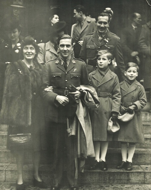 Goście na ślubie Eustachego Sapiehy i Antoniny Siemieńskiej; drugi od lewej Jan Siemieński; Paryż, 1945 r.