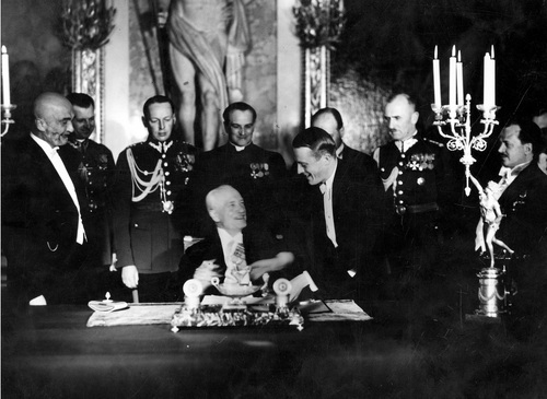 Prezydent RP Ignacy Mościcki podczas podpisywania konstytucji w Sali Rycerskiej na Zamku Królewskim, 23 kwietnia 1935 r. (fot. z zasobu NAC)