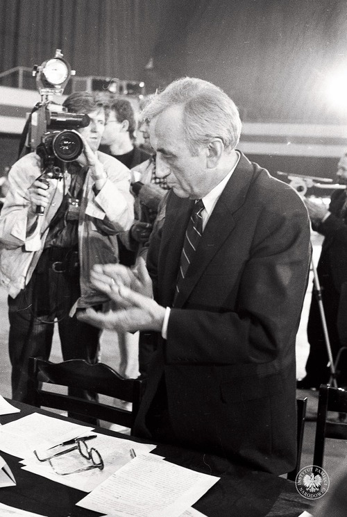 Premier Tadeusz Mazowiecki jako gość II Krajowego Zjazdu Delegatów NSZZ „Solidarność” w Gdańsku, 19–24 IV 1990 r. Autor zdjęcia: Stanisław Składanowski (fot. z zasobu IPN)
