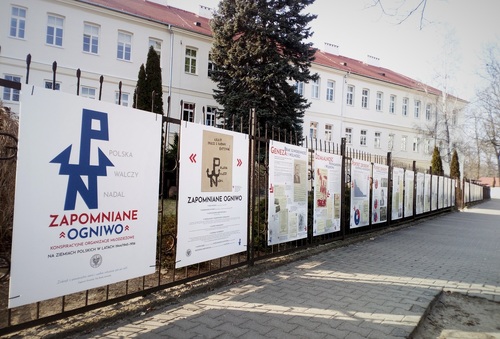 Prezentacja wystawy IPN „Zapomniane ogniwo. Konspiracyjne organizacje młodzieżowe na ziemiach polskich w latach 1944/45–1956” przed budynkiem Liceum Ogólnokształcącego im. Piotra Skargi – Pułtusk, 2019 r.