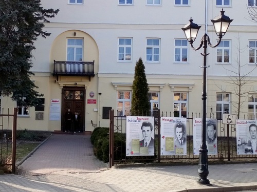 Prezentacja wystawy IPN „Zapomniane ogniwo. Konspiracyjne organizacje młodzieżowe na ziemiach polskich w latach 1944/45–1956” przed budynkiem Liceum Ogólnokształcącego im. Piotra Skargi – Pułtusk, 2019 r.