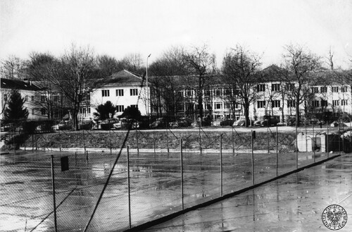 Siedziba Radia Wolna Europa w Ogrodzie Angielskim pod Monachium. Główna część gmachu Radia widziana z kortów tenisowych znajdujących się po drugiej stronie ul. Oettingenstrasse. Fot. z zasobu IPN