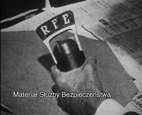 Śmiech przez łzy. Polskie dowcipy polityczne w raportach informacyjnych Radia Wolna Europa z lat pięćdziesiątych.