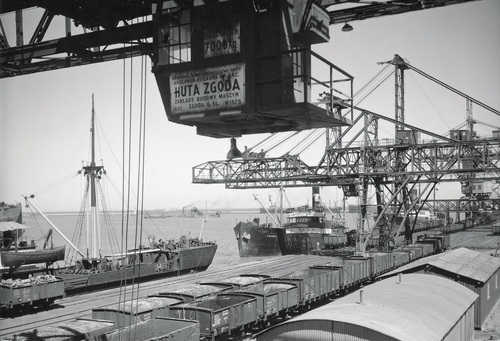 Port węglowy w Gdyni w okresie międzywojennym (fot. Henryk Poddębski, z zasobu NAC)