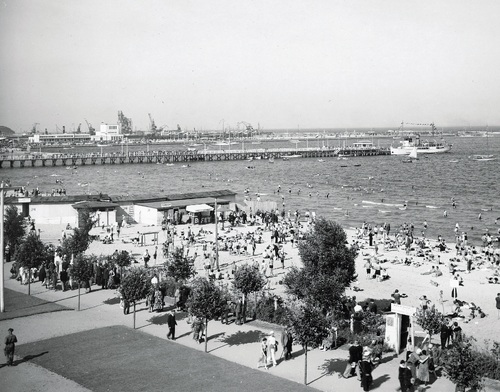 Plaża i port w Gdyni w okresie międzywojennym (fot. z zasobu NAC)