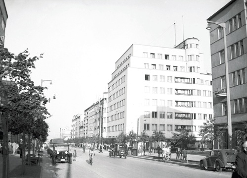 Wielkomiejska zabudowa przy ul. 10 lutego w Gdyni, lata międzywojenne (fot. z zasobu NAC)