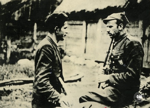 Major Zygmunt Szendzielarz „Łupaszka” (1P) rozmawia z wachmistrzem Wacławem Beynarem „Orszakiem” (fot. z zasobu AIPN)
