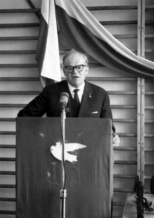 Inż. Kazimierz Czerniewski przemawia podczas Seminarium Historycznego 15 maja 1965 r. zorganizowanego przez okręgową Komisję Historyczną ZBOWiD w Kielcach. (fot. z zasobu AIPN)