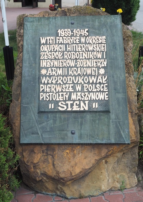 Tablica pamiątkowa przy ul. Fabrycznej w Suchedniowie poświęcona robotnikom, inżynierom i żołnierzom AK zaangażowanym w produkcję stenów