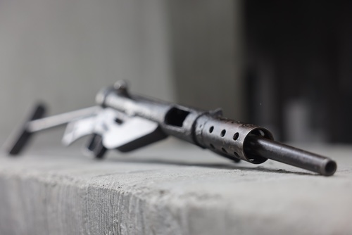 Brytyjski pistolet maszynowy Sten MK II ze zbiorów Muzeum Wsi Kieleckiej. Mauzoleum Martyrologii Wsi Polskich w Michniowie. Pewne elementy egzemplarza muzealnego zostały wykonane w konspiracji. Żaden ze stenów wyprodukowanych w Suchedniowie nie ocalał w całości (fot. ze zbiorów autora)