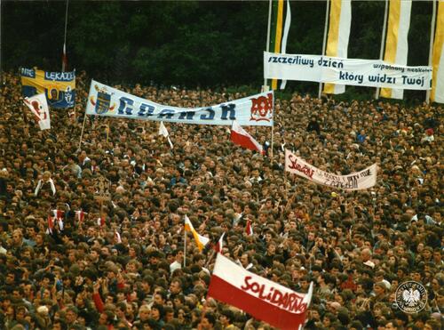 Tłum wiernych zebranych na mszy odprawianej przez Jana Pawła II na Jasnej Górze w Częstochowie, 18 VI 1983 r. (fot. z zasobu AIPN)